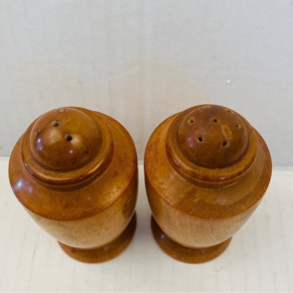 VINTAGE wood salt and pepper shakers wooden carved curved curve retro - Picture 4 of 9